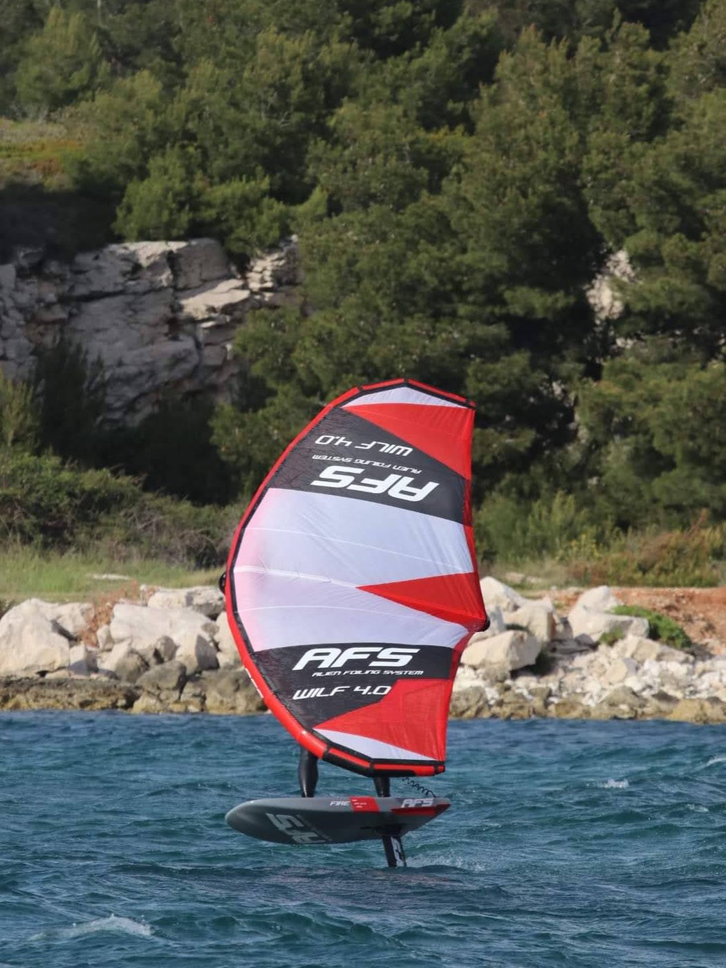 Une aile de wingfoil posée sur les rochers de la Côte Bleue