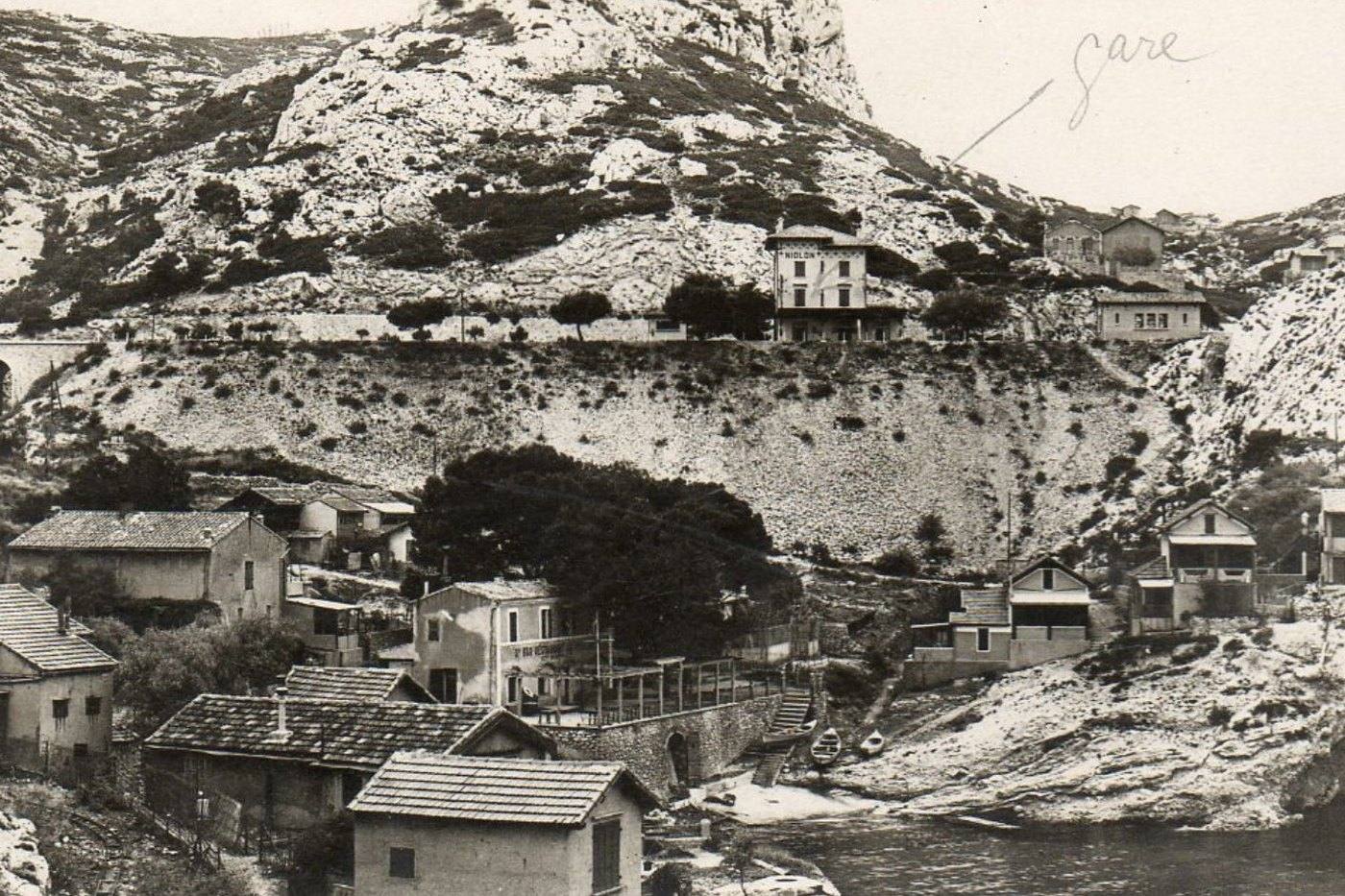 Carte postale ancienne de Niolon : la gare, annotée à la main, surplombe le village