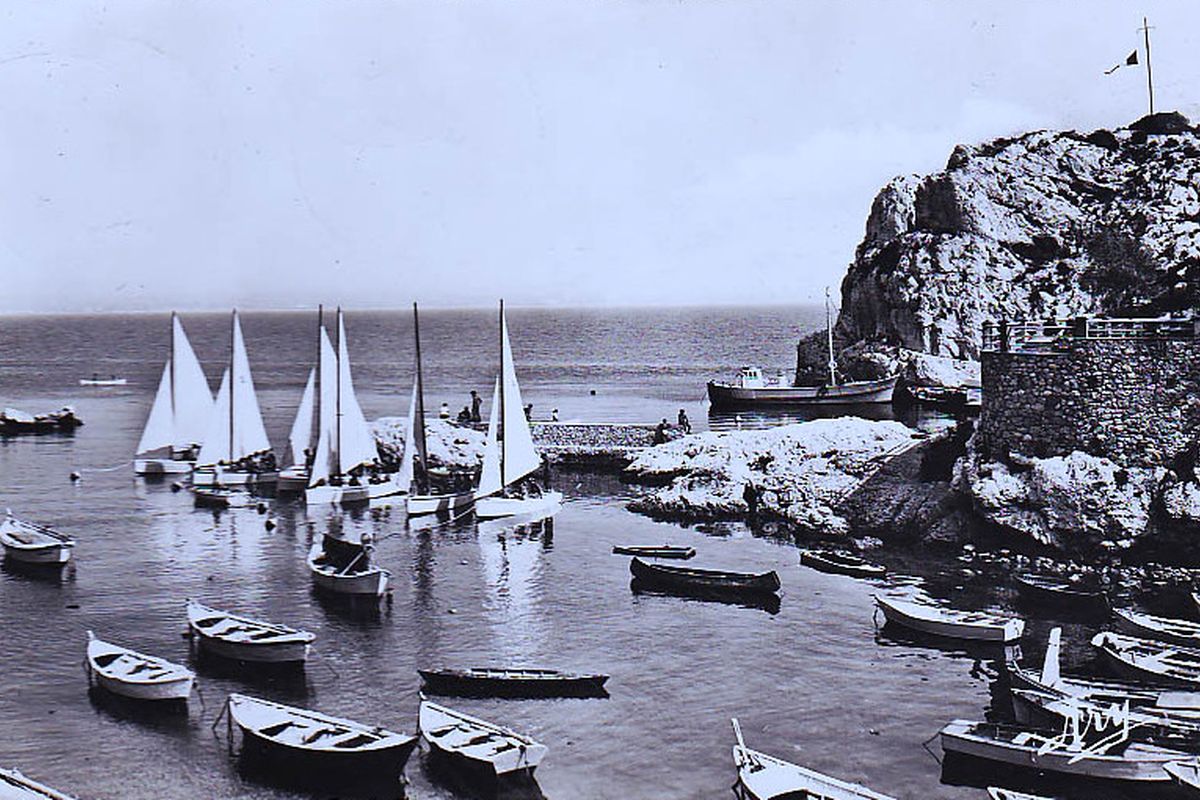 Voiliers et barques dans le port de Niolon, carte postale ancienne