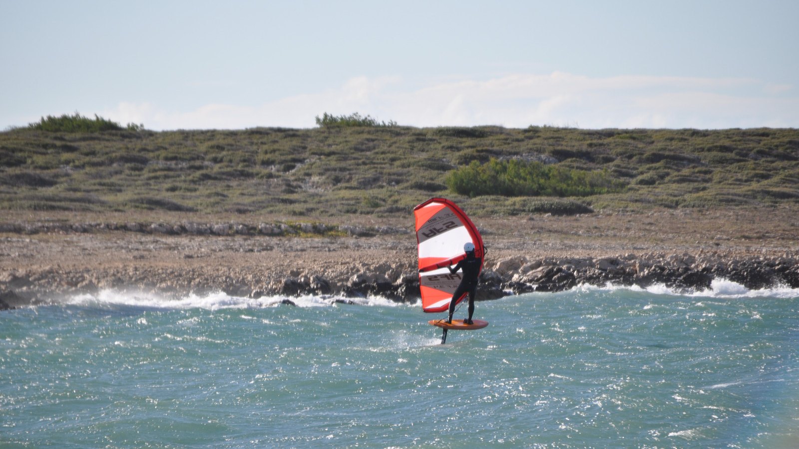 Un rider en wingfoil dans l'anse de Bonnieu, à côté de Carro