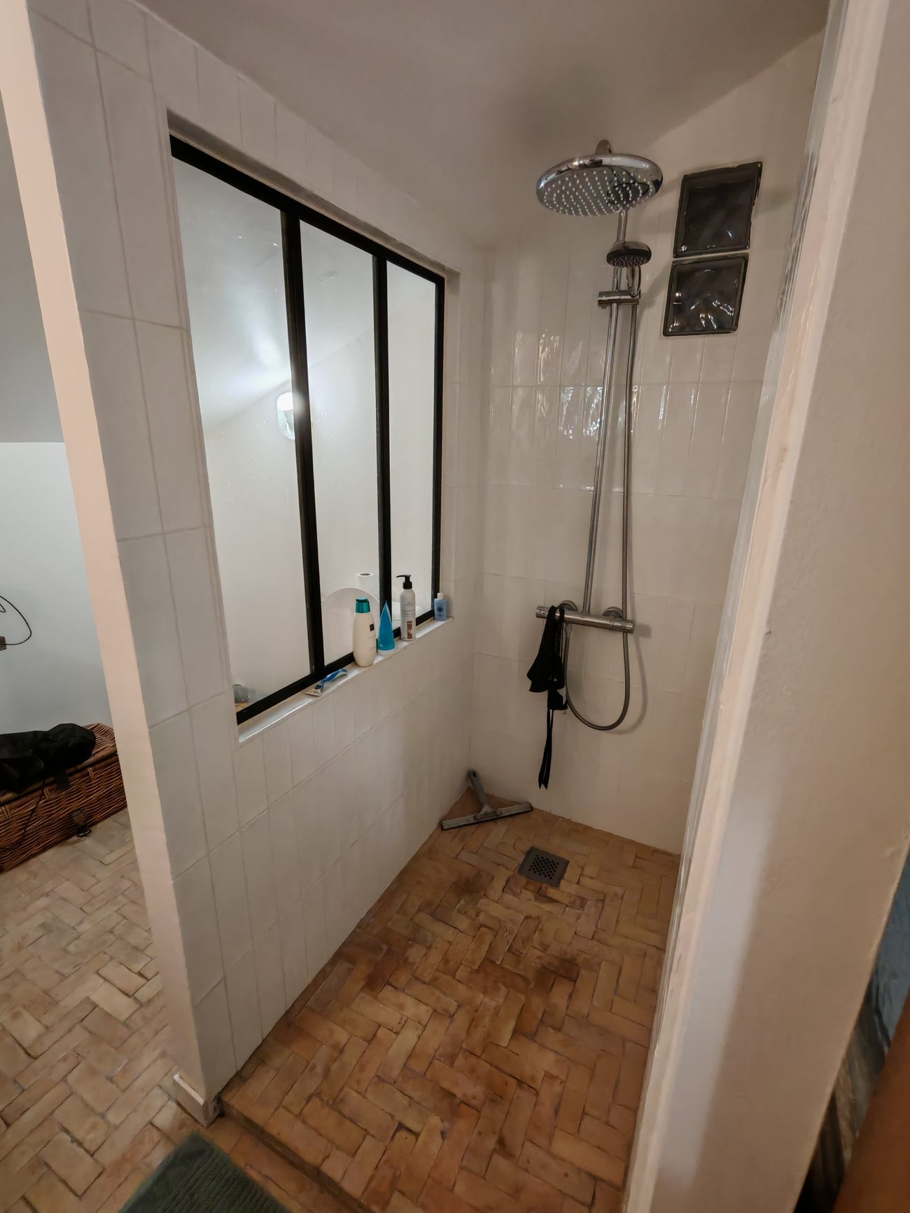La douche à l'italienne de la Cabane, sol en bejmat marocain et verrière noire