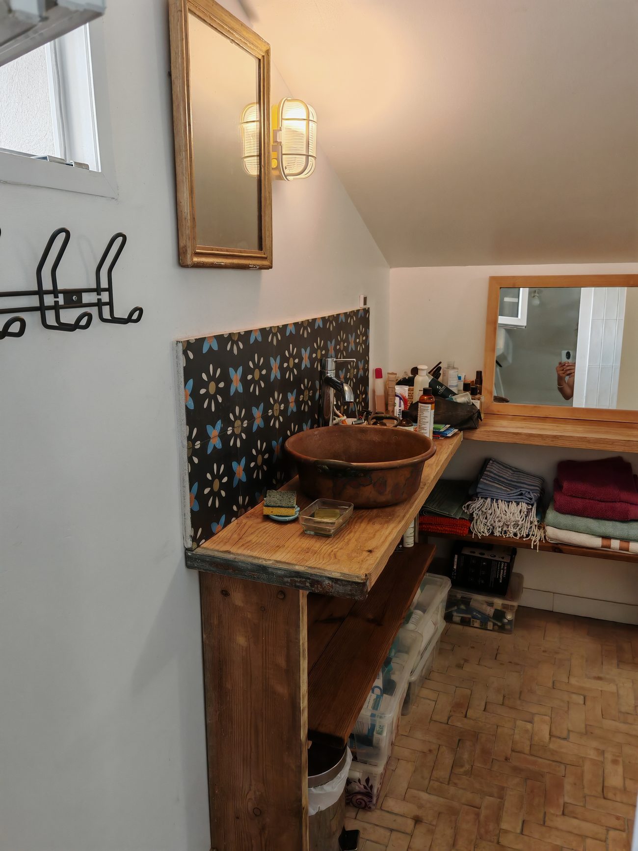 Le lavabo de la Cabane, une ancienne bassine en cuivre de confiturier posée sur un plateau de bois