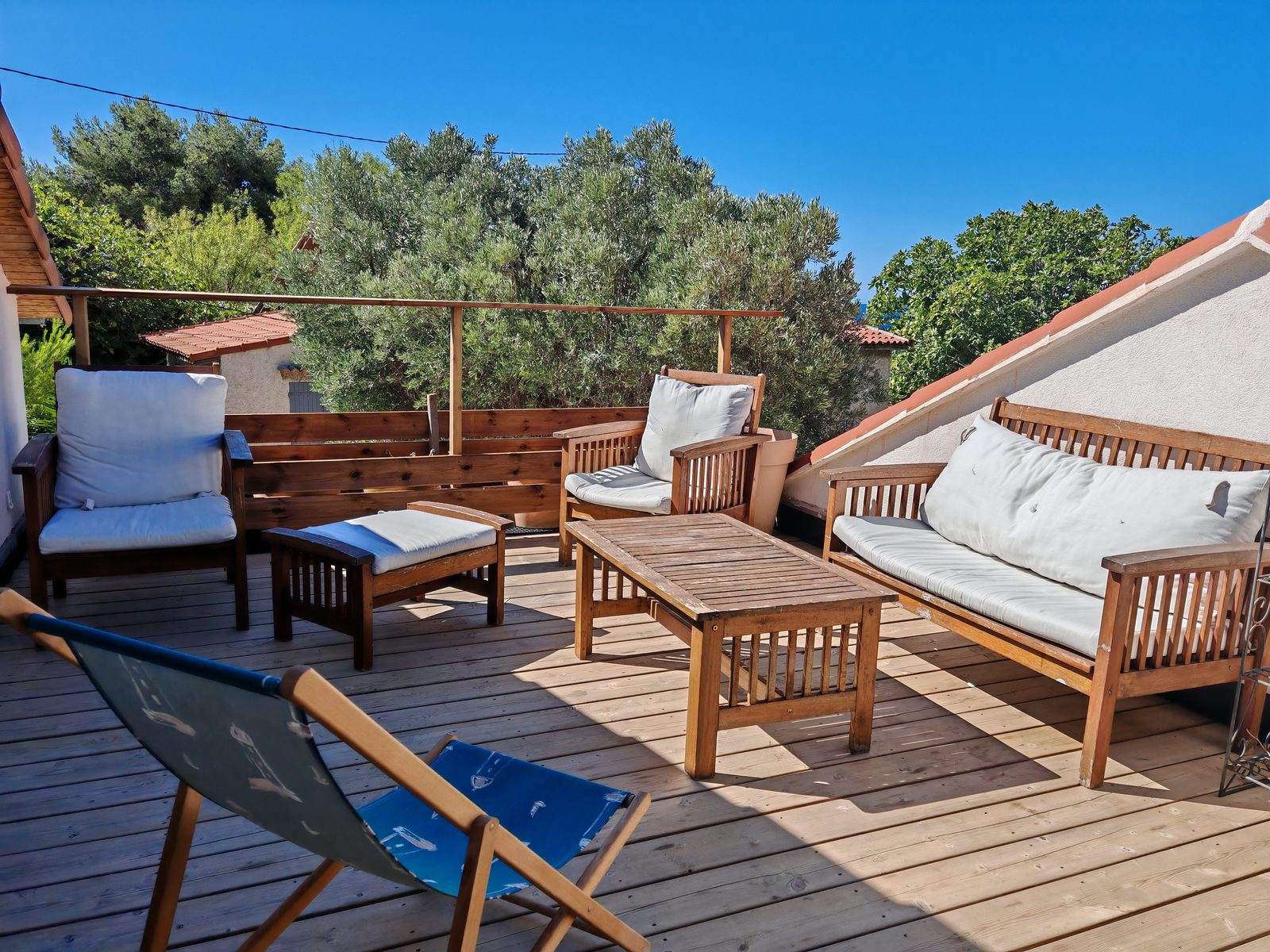 Le toit-terrasse de la Cabane de Niolon, son salon de jardin et les collines de la calanque