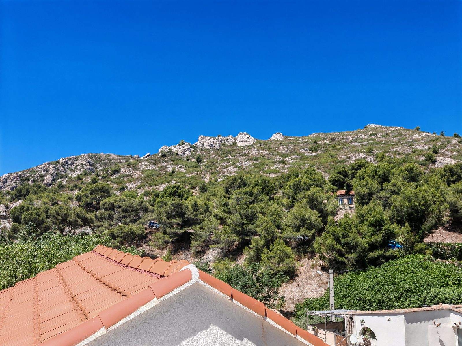 Les collines et la garrigue de la calanque de Niolon vues du toit-terrasse