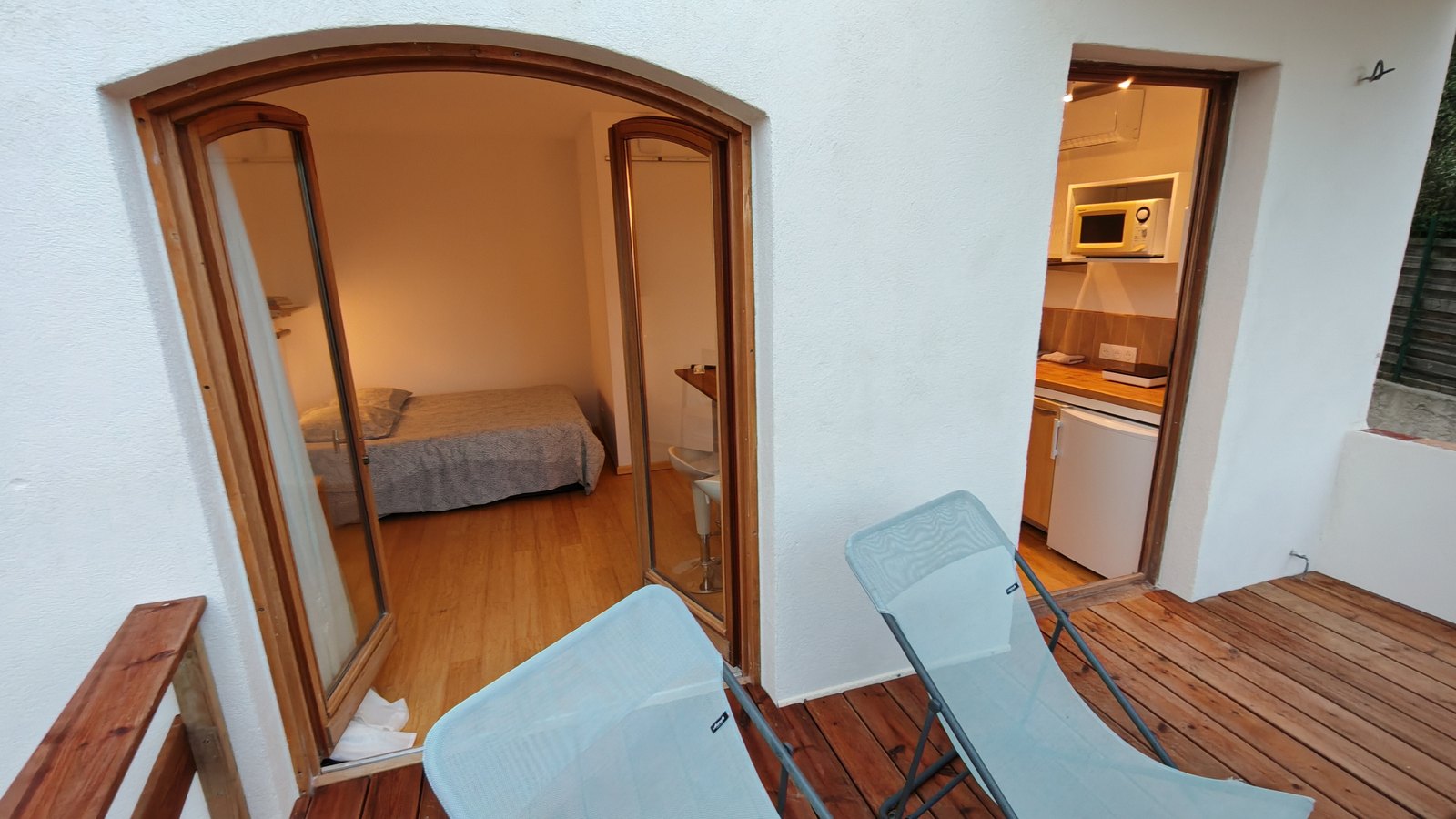 La cabine vue depuis la terrasse : la porte cintrée ouvre sur la chambre, la seconde sur la cuisine