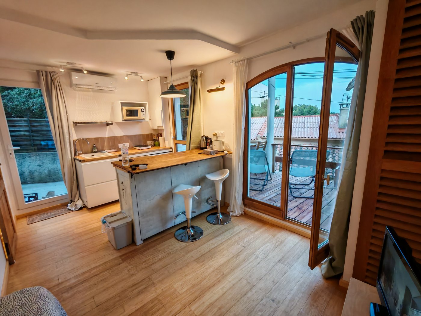 L'intérieur de la cabine ouvert sur la terrasse en bois