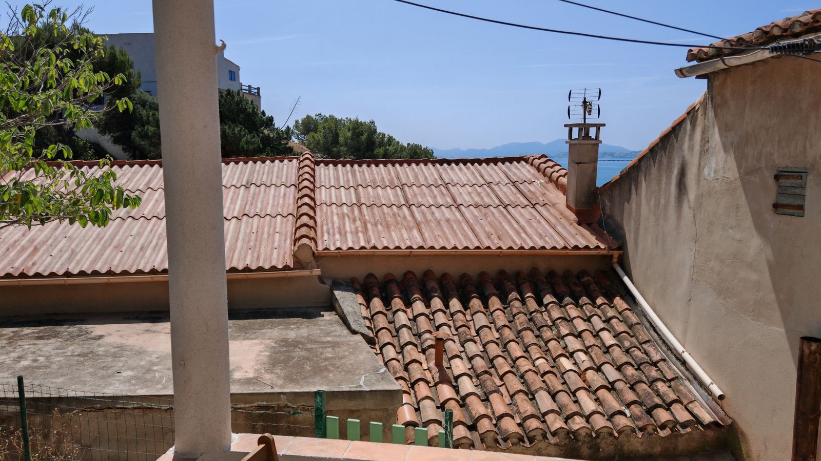 La petite vue mer depuis la terrasse de la Cabine, par-dessus les toits