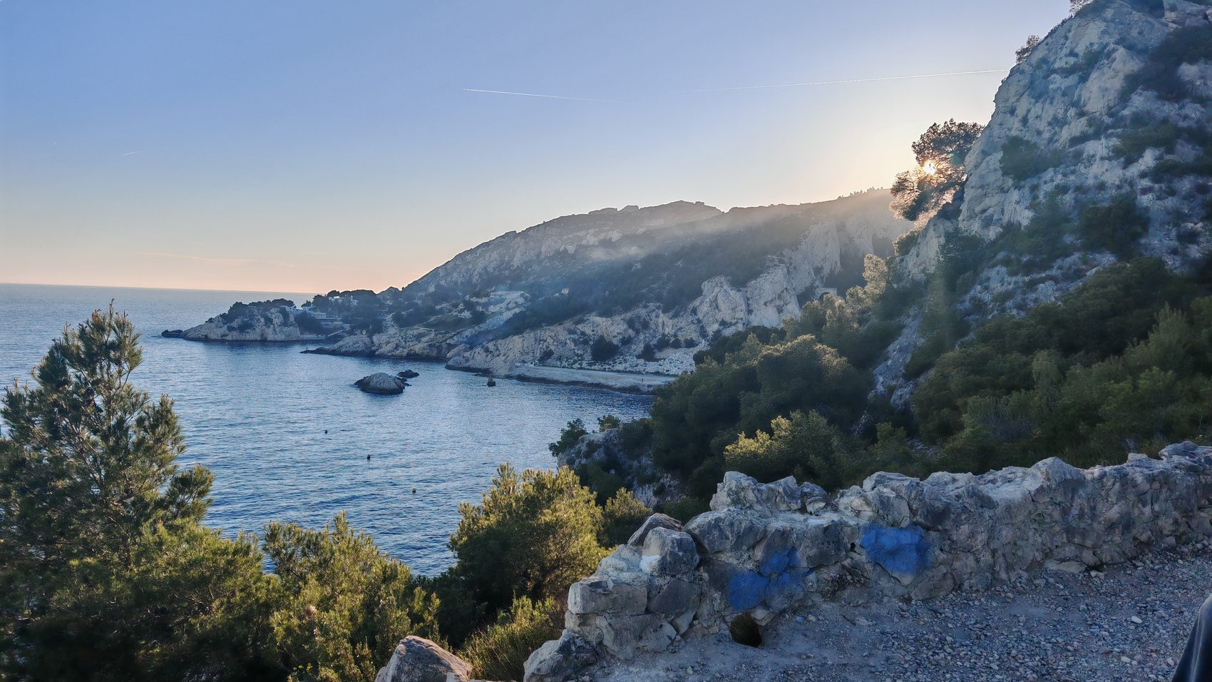 La calanque de Niolon au soleil rasant d'un après-midi d'hiver