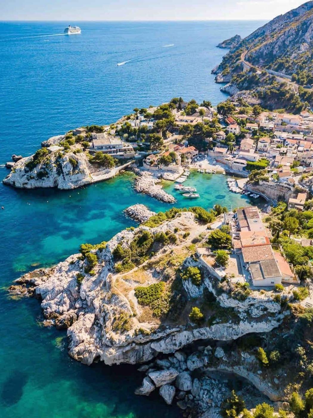 La calanque de Niolon vue d'en haut : le port, les cabanons et la mer