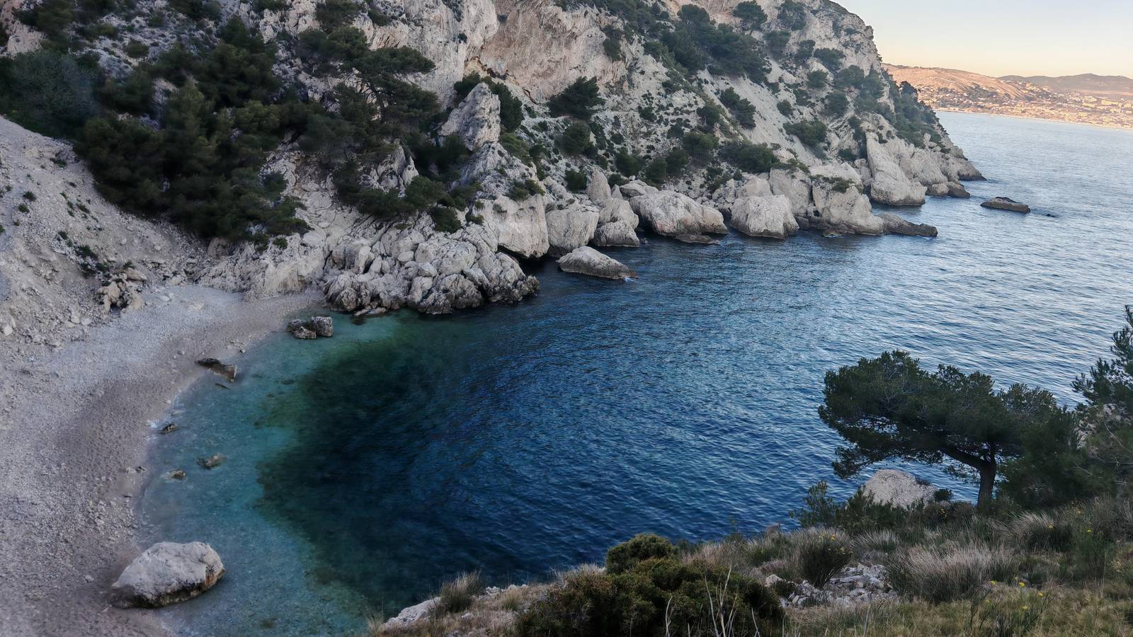 Une crique aux eaux vertes le long du sentier des douaniers