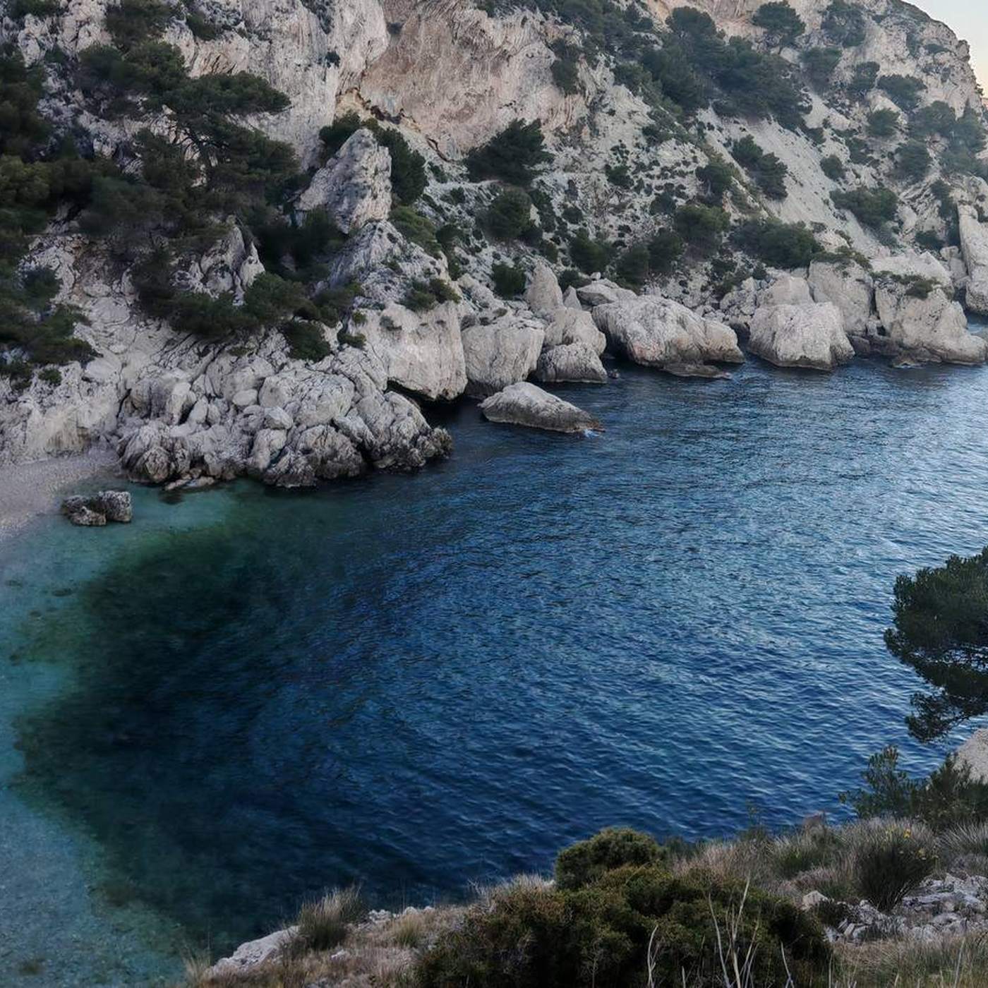 Une crique aux eaux vertes le long du sentier des douaniers