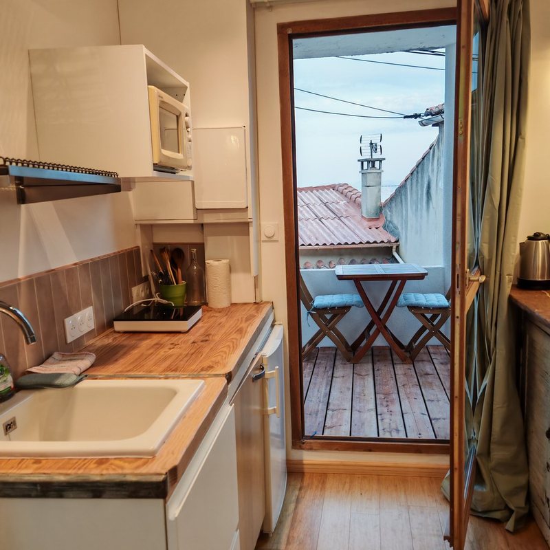 Le coin cuisine de la cabine, ouvert sur la terrasse