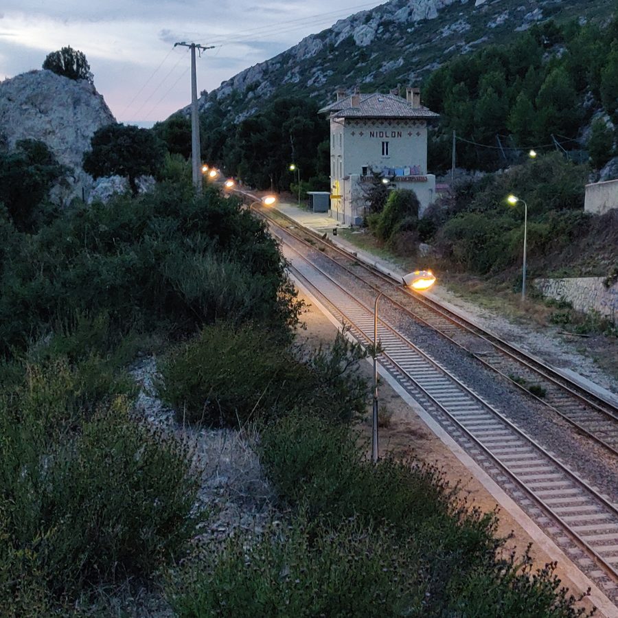 La gare de Niolon, dans le village, au crépuscule