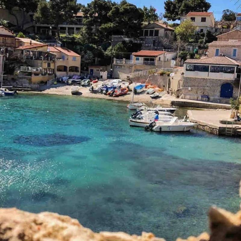 Le port de Niolon et son eau turquoise vus des rochers