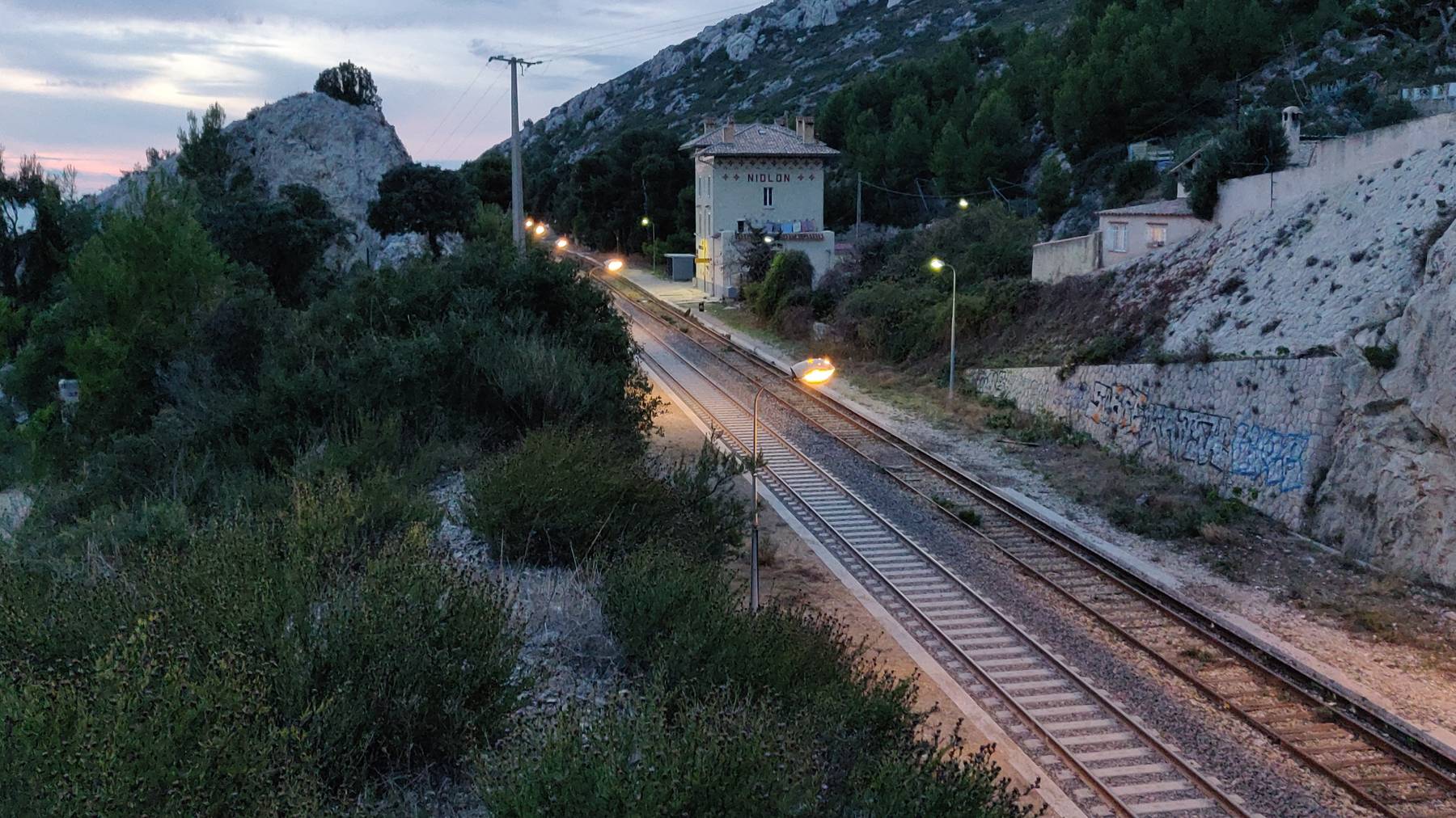La gare de Niolon et la voie de la Côte Bleue au crépuscule