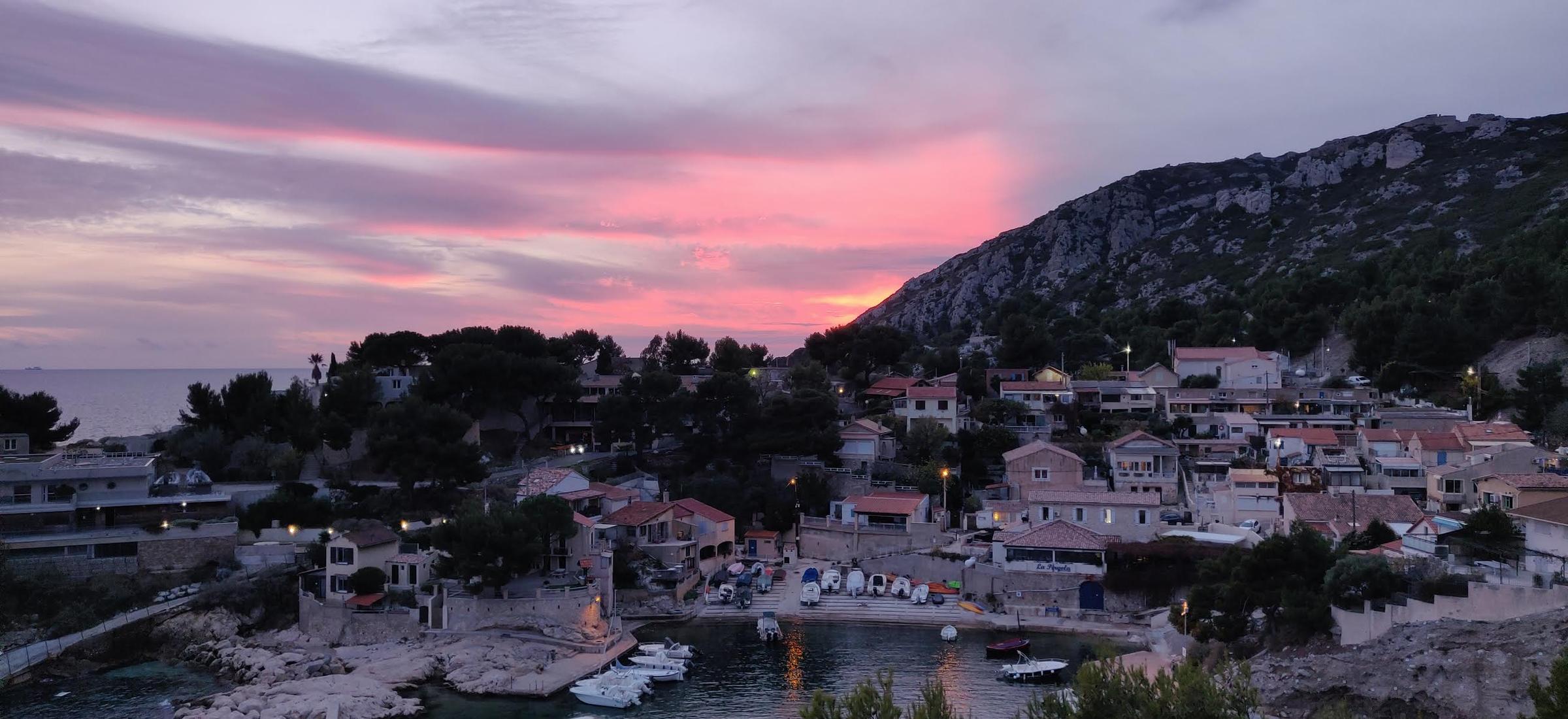 Terrasse de restaurant au-dessus du port de Niolon