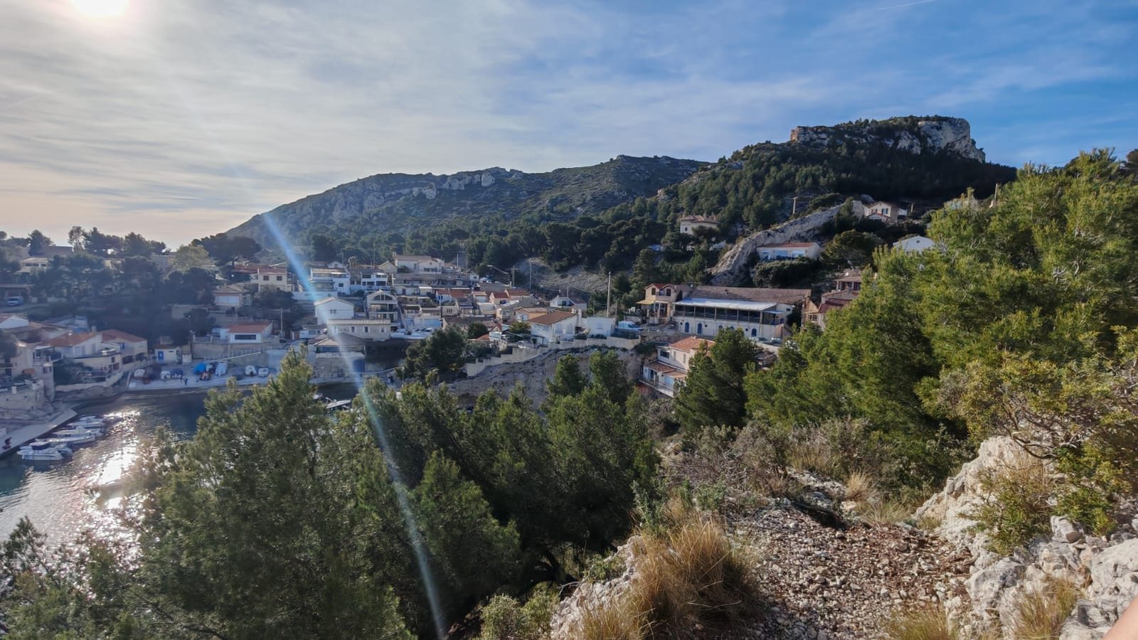 Le village de Niolon vu du sentier des douaniers, la colline et le fort