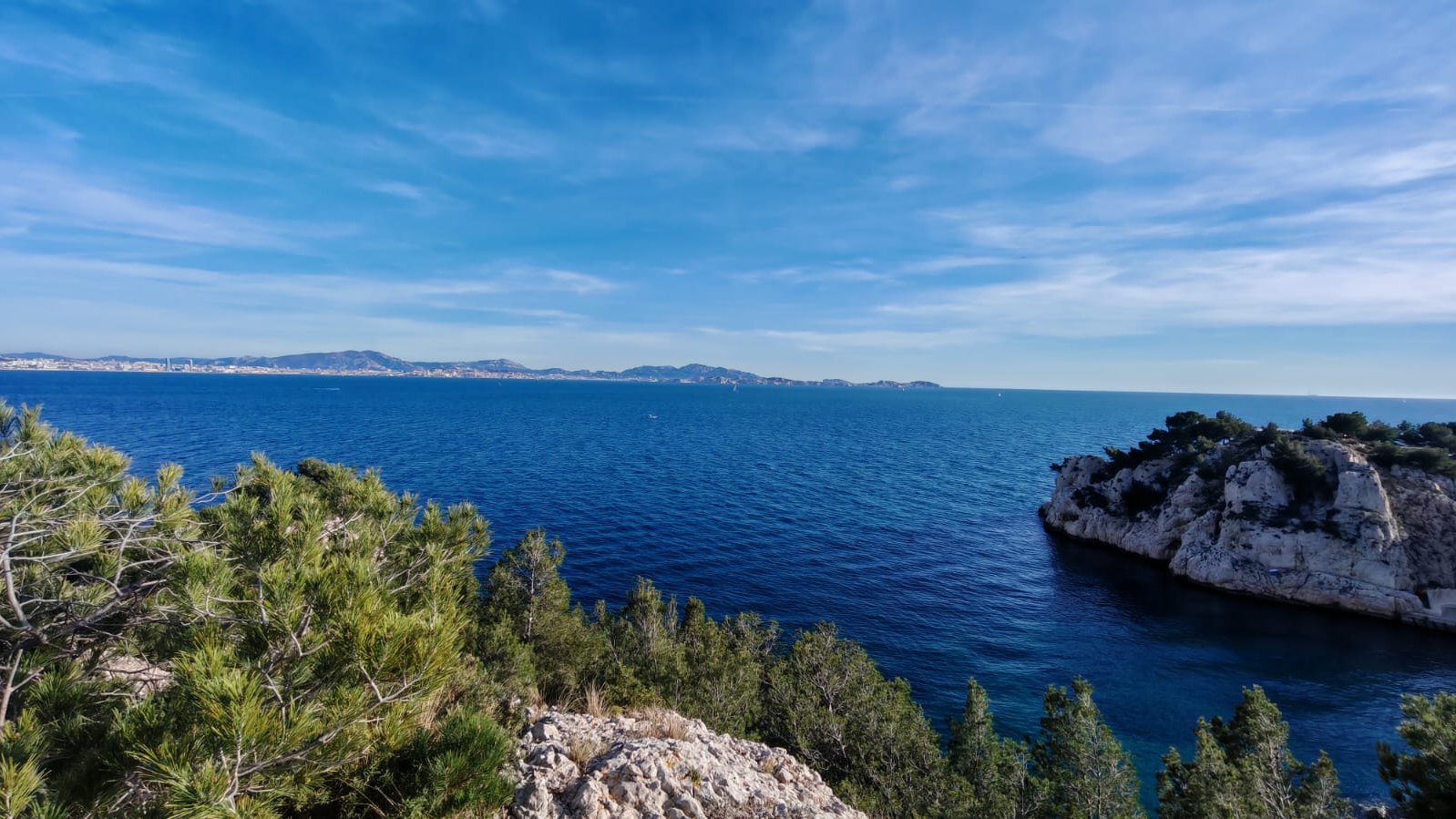 La mer de Niolon sous le ciel bleu de février
