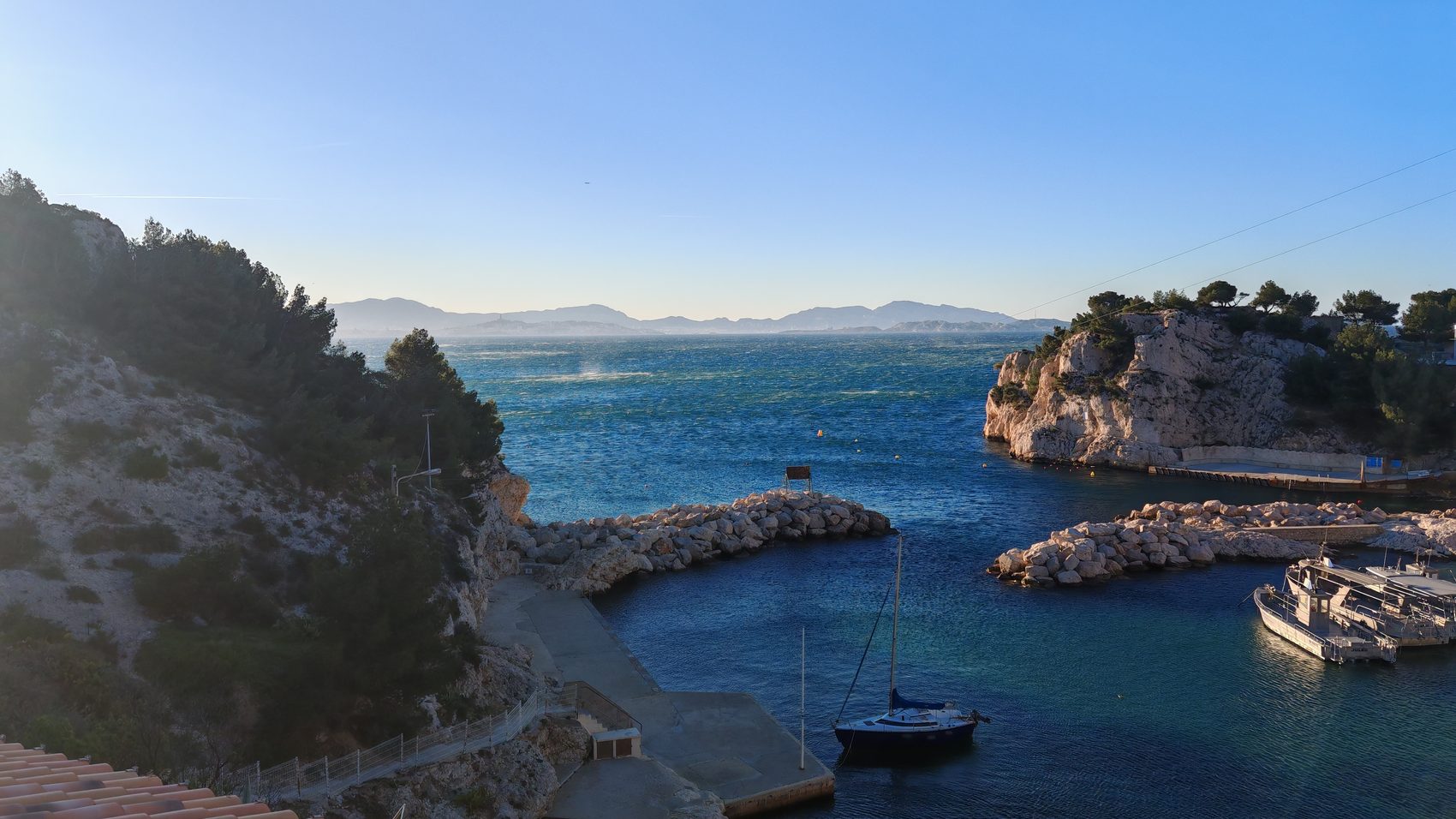 Le mistral sur la baie de Niolon, vu du village