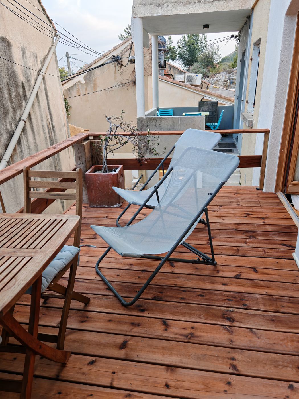 Un transat sur la terrasse en bois du studio