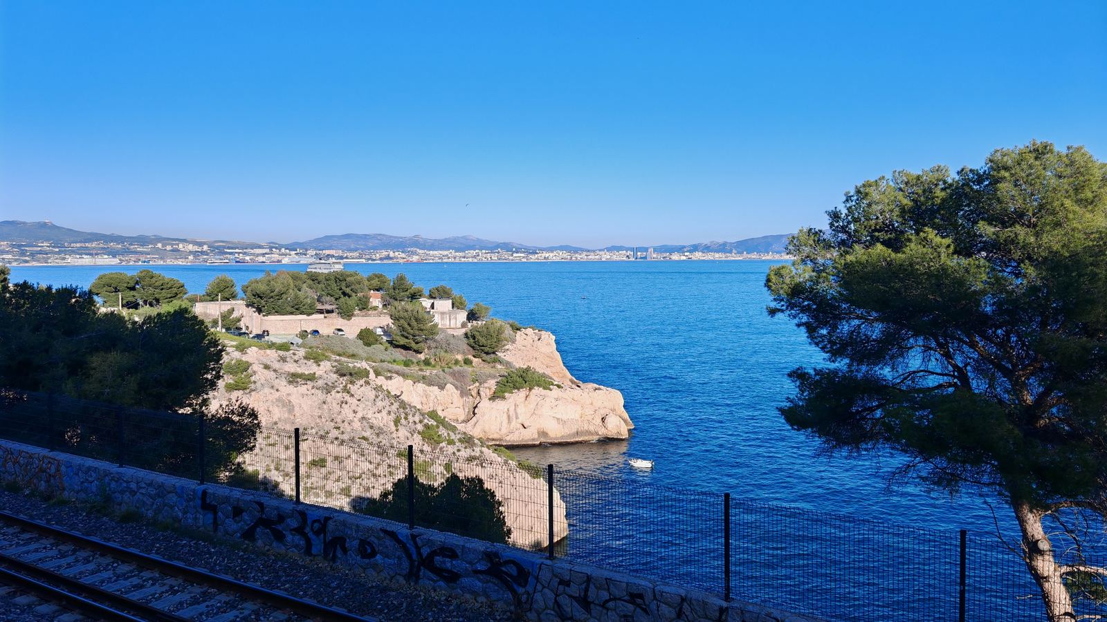 La ligne de la Côte Bleue au bord de la mer, entre pins et falaises