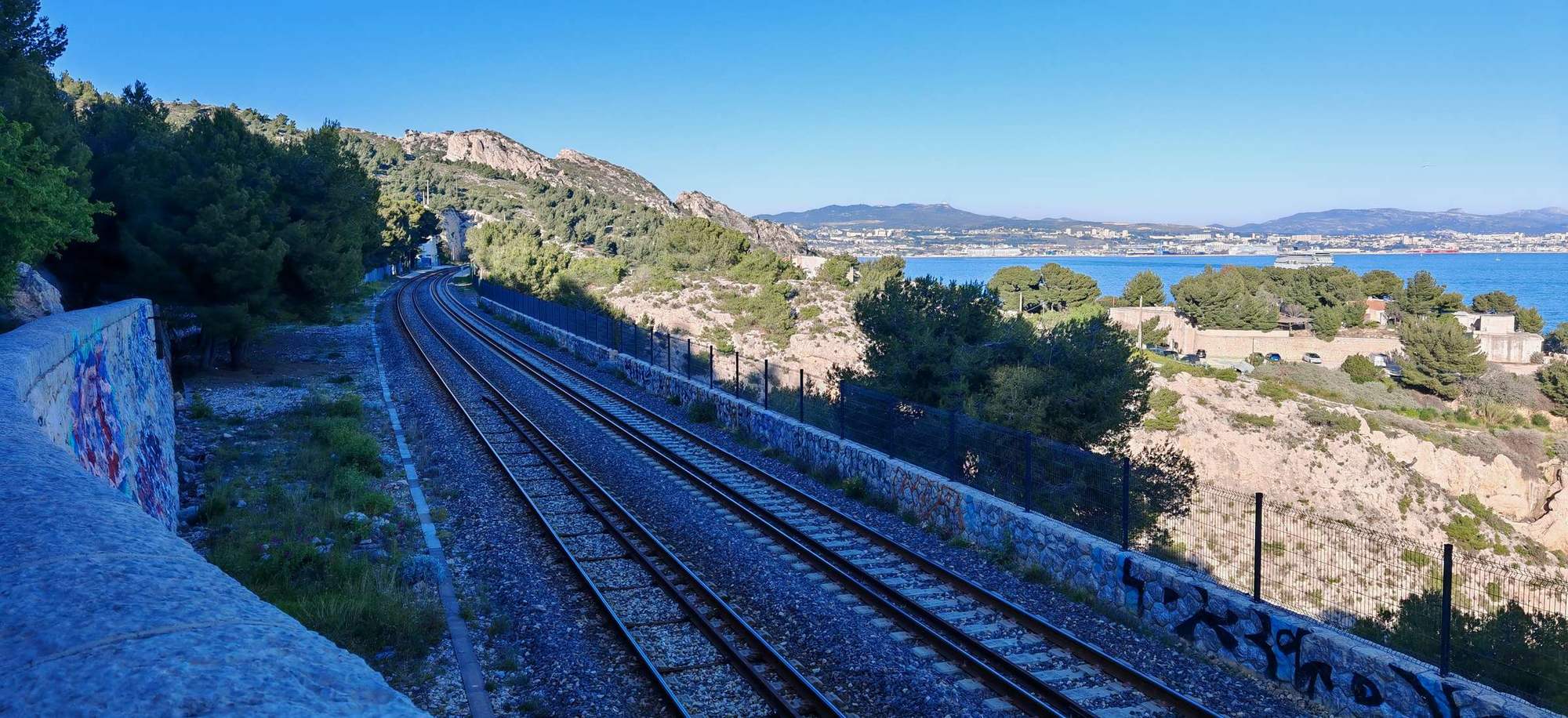 La ligne de la Côte Bleue longeant la mer près de Niolon