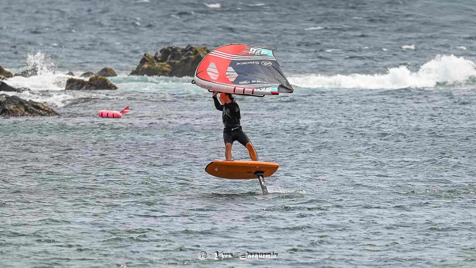Jeremy en vol sur son wingfoil, Côte Bleue