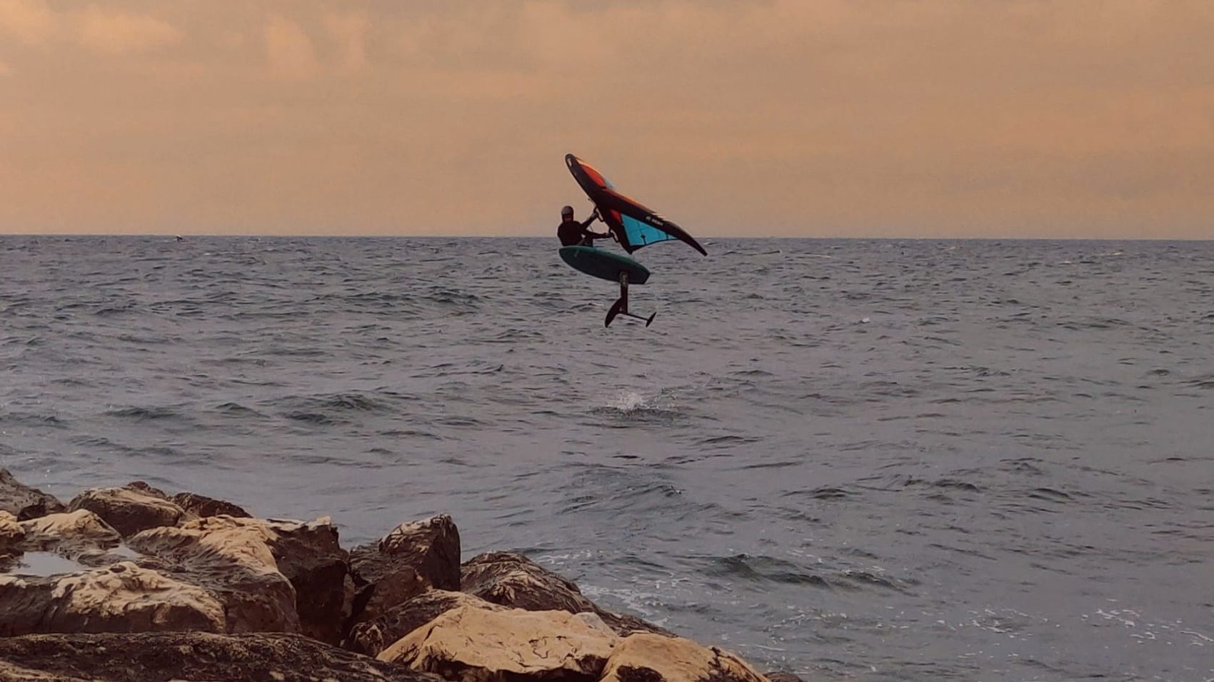 Un saut en wingfoil au coucher du soleil, sur la Côte Bleue